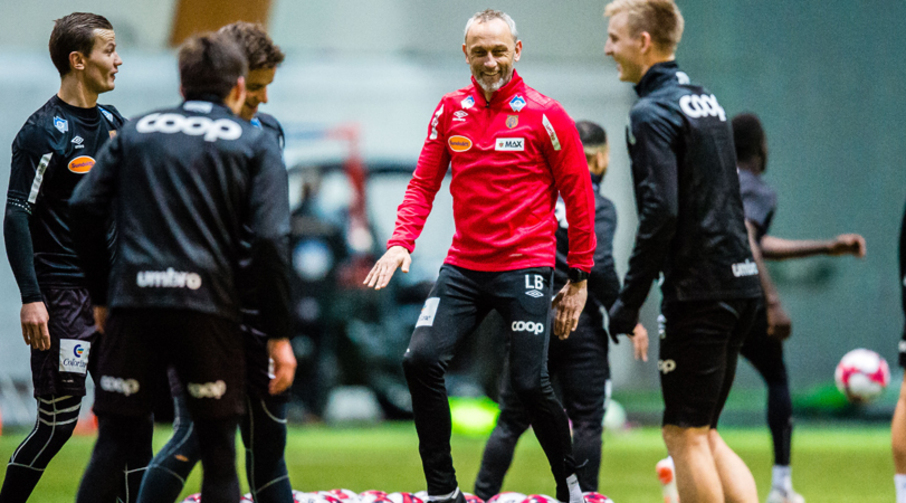Trener Lars Bohinen sammen med noen av spillerne på AaFK.