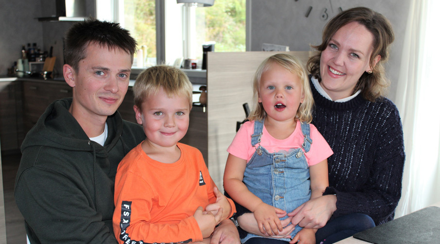 Banksjef Nancy Frisvoll Rogne sammen med mannen sin Kent og barna Karla og Kevin.