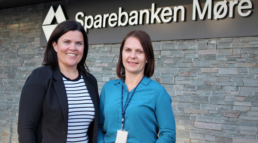 Banksjef Ellen Kvalsund og autorisert finansiell rådgiver Cathrine Johansen i Sparebanken Møre Ulsteinvik. 