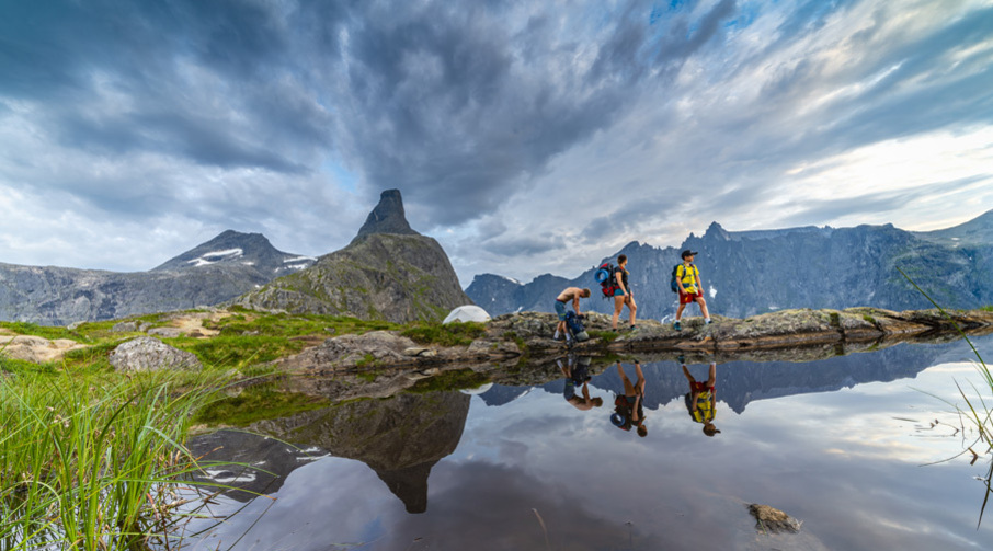 Tre personer på fjelltur. Litjefjellet i Vengedalen, Rauma.