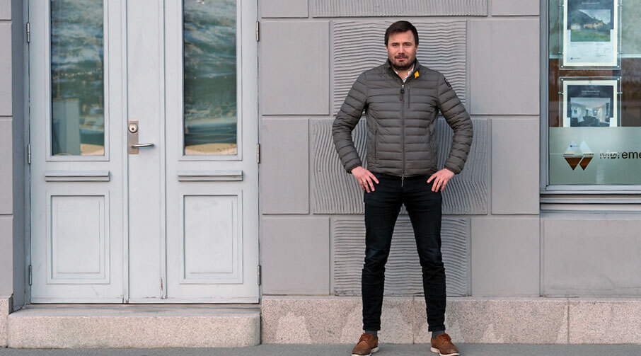 Bendik Tangen, daglig leder i Møremegling, står på fortau utenfor kontoret i Ålesund.