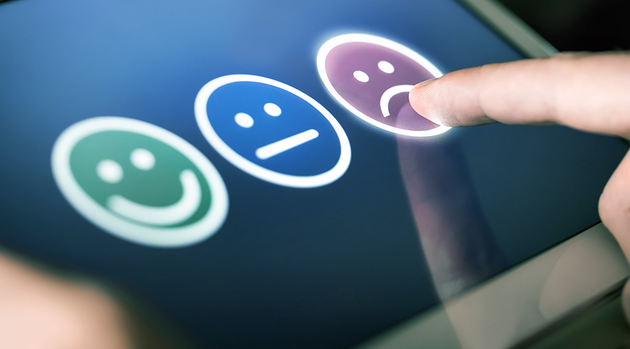 Skjerm med rask kundeundersøkelse: Trykk på en emojien som tilsvarer din kundeopplevelse.