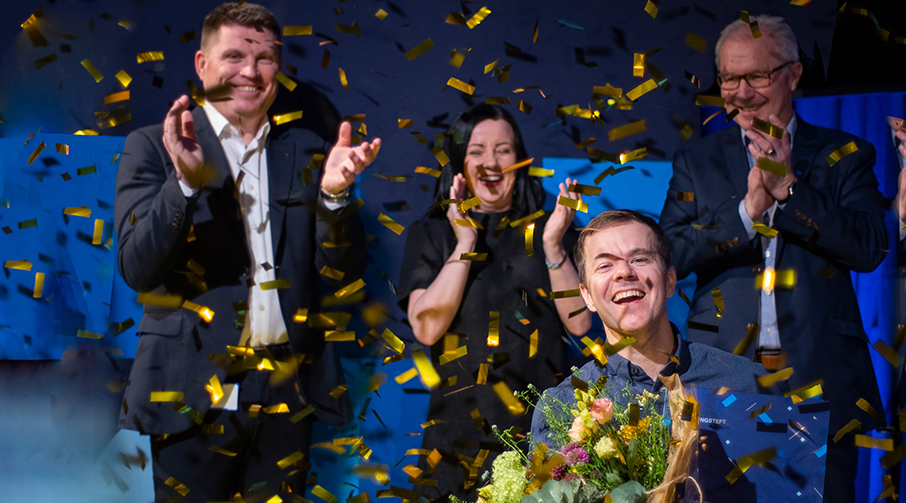 Jubelscene med konfetti og vinneren av Næringsteft 2021, Sugurd Groven. I bakgrunnen står representanter fra Sparebanken Møre.